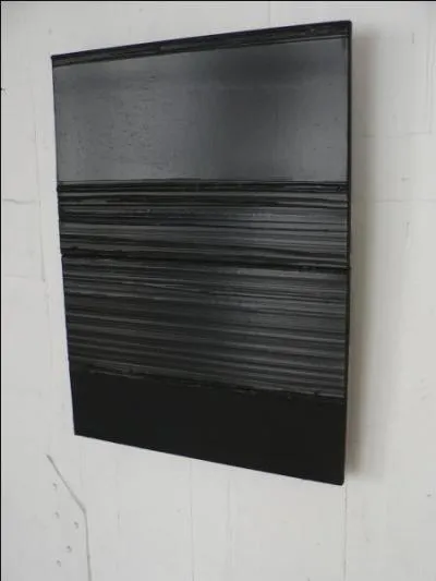 C'est le peintre du noir. Ses peintures s'appellent "outre-noir" ou "noir-lumière".