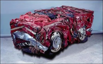 Cet artiste a compressé un grand nombre de voitures. Son oeuvre la plus connue est un Pouce en bronze de 6 m de haut.