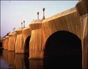 Il utilise le tissu pour créer des uvres éphémères en emballant des paysages ou des monuments.