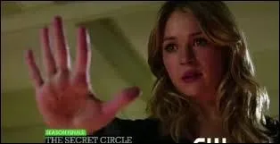 Quel est l'événement qui se passe sur son nouveau lieu d'habitation lorsque elle arrive ?