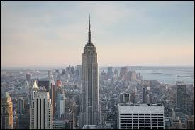 L'Empire State Building est un gratte-ciel. En anglais, comment qualifie-t-on ce bâtiment ?