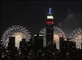 À quel étage trouve-t-on une plateforme, offrant une superbe vue sur New York City ?