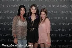 De qui voulait-elle avoir la même robe ?