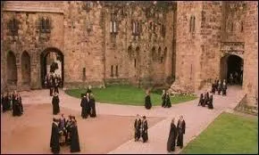 Sur les sept passages secrets permettant de sortir de Poudlard, combien ne sont pas évoqués clairement dans le livre ?