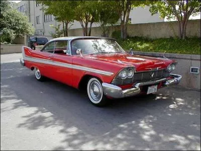 Méfiez vous des apparences car cette Plymouth Fury dans ce film est une automobile surnaturelle et malveillante qui n'hésitera pas à vous tuer...