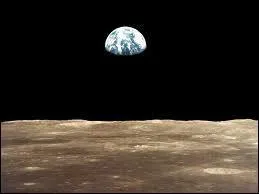 La Lune est le satellite naturel de la planète :