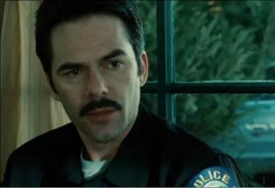 Comment s'appellent les parents de Bella ? Commençons par son père ?