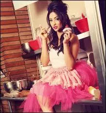 Qui sont les employés d'Ezra quand il tient "Le Brew" ?