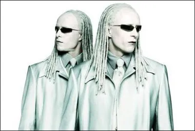 Qui sont ces hommes aux dreadlocks blancs ?