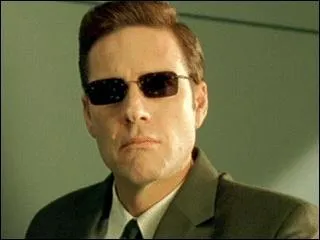 Qui est cet autre homme en costume ?