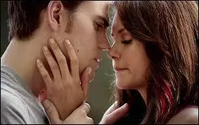 Saison 5 - Lorsque Stefan veut embrasser Elena, que lui dit-elle ?
