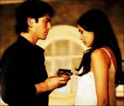 Saison 3 - Que trouve et offre Damon pour l'anniversaire d'Elena ?
