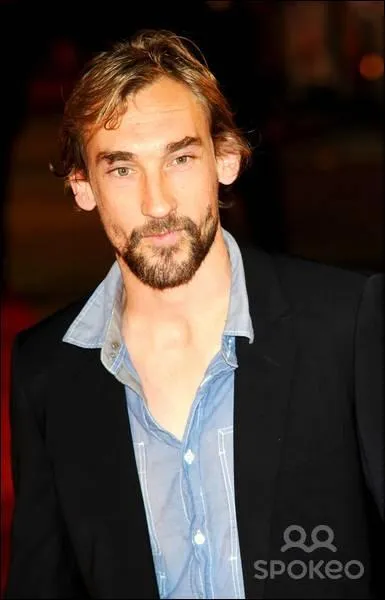 Comment s'appelle ce comédien qui interprète Benjen Stark ?