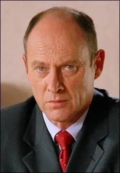 Par qui est interprété le père de Theon ?