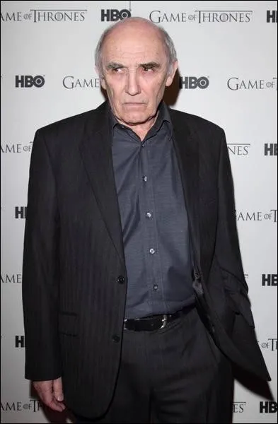 Qui est cet acteur qui joue le rôle de Mestre Luwin ?