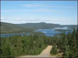 Comment se nomme ce lac du nord de la Finlande sacré au yeux des Sami ?