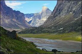 Sur quelle grande île canadienne la ville d'Iqaluit, capitale du Territoire du Nunavut, se situe-t-elle ?