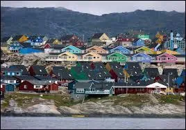 Quelle est cette ville, la plus touristique du Groenland, située sur la côte ouest et lovée au fond de la spectaculaire baie de Disko ?