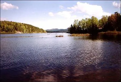 Quel est ce lac canadien situé dans les Territoires du Nord-Ouest qui est traversé par le cercle polaire arctique ?