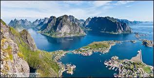 Quel est cet archipel norvégien très prisé des touristes, aux paysages si caractéristiques et si splendides ?
