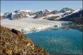 Quel est cet archipel norvégien ayant pour île principale Spitsberg et qui ne compte que deux petits villages nommés Longyearbyen et Ny Ålesund, perdus au milieu de l'immensité glaciaire ?