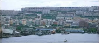 Parmi ces villes russes, laquelle est située au nord du cercle polaire arctique ?