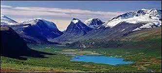 Avec ses 2106 mètres, de quel pays la Kebnekaise est-elle le point culminant ?