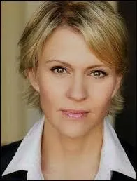 Comment s'appelle l'actrice qui joue le rôle de Liz Forbes ?