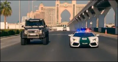 Pourquoi la police de Dubaï arrête Hammond quand il présente Mercedes-Benz G 63 AMG 6x6 ?