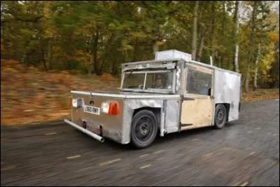 Comment s'appelle cette voiture électrique fabriquer par Clarkson, Hammond et May ?