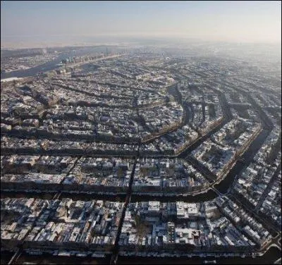 - "Des Caraïbes, Trafigura l'expédia chargé de pétrole jusqu'en Espagne puis dans un port où il y a des dames en vitrine" ; où donc ?