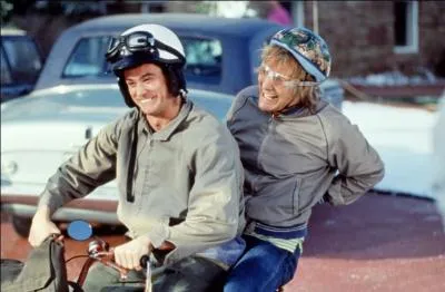 Qui est ce duo sur cette mini bike dans le film  Dumb & Dumber  ?