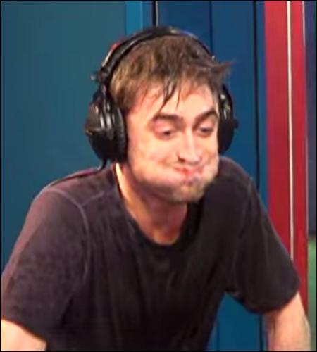 Pour ne défavoriser aucune radio anglaise, Radcliffe s'est également rendu dans les studios de la BBC 1, pour jouer à un jeu très drôle (du moins pour le spectateur) qui consiste, justement, à ne pas éclater de rire...