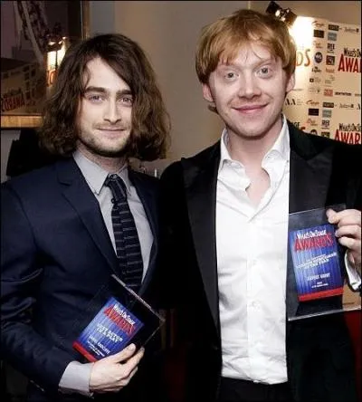 Voilà un peu comment Radcliffe fait pour se débarrasser de l'image du sorcier qui lui colle à la peau ; il suffit de jouer tout nu... Ou alors, devenir méconnaissable. En théorie, il arbore cette coiffure pour rentrer dans le rôle :