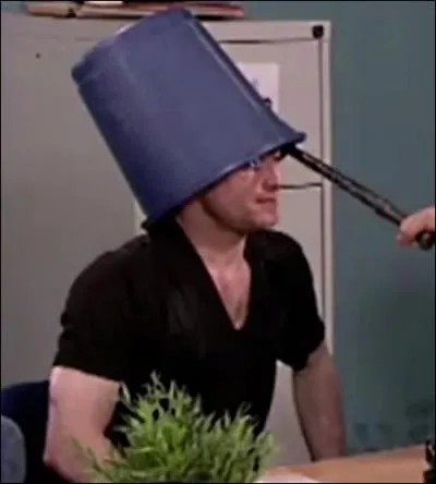 Parmi ses interventions, quatre resteront mémorables. La première, c'est sa participation à cette mode très connue, où il faut se renverser un seau d'eau glacée sur la tête.