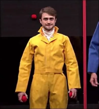 La deuxième consiste à jouer au "Sticky Balls", une variante moins dangereuse du Dodgeball (ballon prisonnier). Sa prestation se déroule lors du très populaire "Tonight Show", animé par :