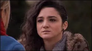 Quelle boisson Franck apporte-t-il à Emma au début de l'épisode du 9/01/15 ?