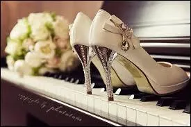 Elle chanta "Piensa en Mi" , emblème du film "Talons Aiguilles", quel est son nom ?