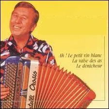 Que manifeste le sourire de ce personnage ?