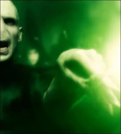 Combien de fois Harry survit-il, sans se défendre, au sortilège mortel que lui lance Voldemort ?