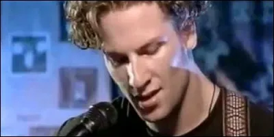 De quel instrument joue Declan Costello ?