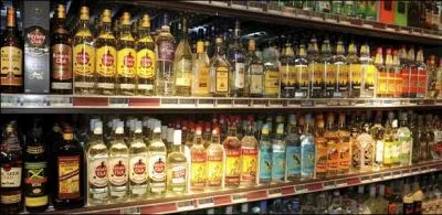 Il est de coutume de prendre un apéritif avant un repas entre amis, quel apéritif pouvez-vous confectionner avec l'une de ces bouteilles ?