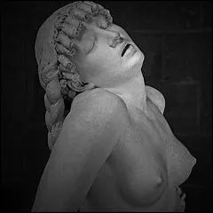 Qui est cette reine de la dynastie des Lagides, très grande séductrice, dont le grand Jules César et le célèbre Marc-Antoine succomberont au charme irrésistible ?