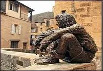 Que fait le "papamoscas" ?