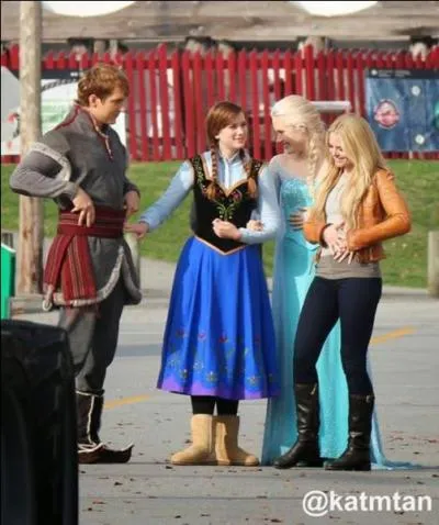 Dans quoi Anna et Kristoff étaient-ils enfermés avant qu'Elsa les ramène à elle ?