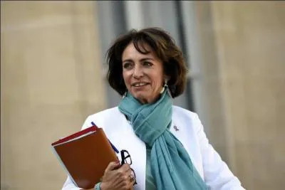 Voilà, ça fait 10 ans que vous avez cessé de fumer, vous êtes devenue Ministre de la santé, vous adorez le pouvoir et vous donnez des conférences dans les prisons et les sanatoriums. Il y en a même un qui vous a confondue avec un patient et vous avez dû appeler votre avocat mais il y a aussi...