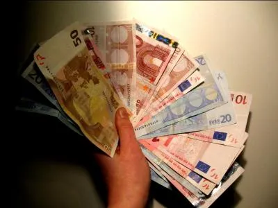 Cela fait 3 mois que vous avez arrêté, vous avez les poches pleines de fric malgré le voyage sur Mars que vous avez payé en avance, en liquide, pour 2042 ! Mais une chance ...