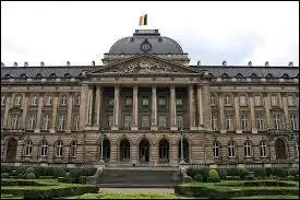 Quel monarque a son palais royal situé au 16, rue Brederode ?