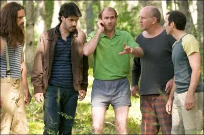 Par quoi John se fait-il piquer dans la saison 1 ?