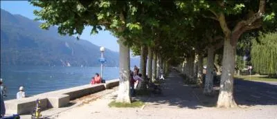 Où êtes-vous quand vous savourez une petite friture à Aix les Bains ?